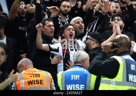 Les fans de Besiktas réagissent lors du match de deuxième manche de l'EuroCup Women's final à la Copperbox Arena de Londres. Date de la photo : mercredi 10 avril 2024. Voir PA Story BASKETBALL London. Le crédit photo devrait se lire : Zac Goodwin/PA Wire. RESTRICTIONS : utilisation sujette à restrictions. Utilisation éditoriale uniquement, aucune utilisation commerciale sans le consentement préalable du titulaire des droits. Banque D'Images