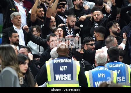 Les fans de Besiktas lors du match de deuxième manche de l'EuroCup Women's final à la Copperbox Arena de Londres. Date de la photo : mercredi 10 avril 2024. Voir PA Story BASKETBALL London. Le crédit photo devrait se lire : Zac Goodwin/PA Wire. RESTRICTIONS : utilisation sujette à restrictions. Utilisation éditoriale uniquement, aucune utilisation commerciale sans le consentement préalable du titulaire des droits. Banque D'Images