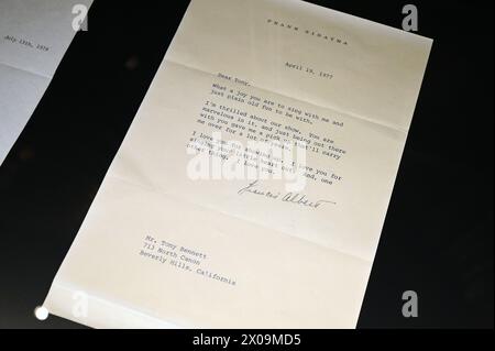 New York, États-Unis. 10 avril 2024. Une lettre d'amour signée par Frank Sinatra en 1977 est exposée lors des ventes aux enchères de Julian 'Tony Bennett : a Life Well Lived' avant-première de l'exposition au Jazz at Lincoln Center, New York, NY, le 10 avril 2024. (Photo par Anthony Behar/Sipa USA) crédit : Sipa USA/Alamy Live News Banque D'Images