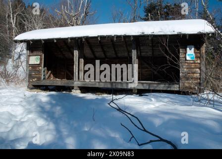 Construit vers 1967, et vu ici en 2007, le Rocky Branch Shelter #2 était un abri de style Adirondack de 24 pieds de long situé le long du sentier Rocky Branch Banque D'Images