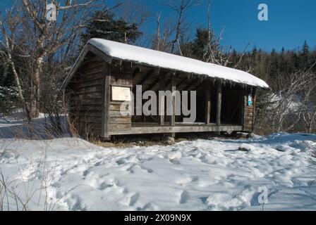 Construit vers 1967, et vu ici en 2007, le Rocky Branch Shelter #2 était un abri de style Adirondack de 24 pieds de long situé le long du sentier Rocky Branch Banque D'Images