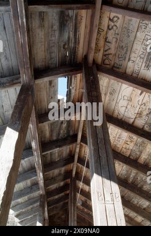 Construit vers 1967, et vu ici en 2007, le Rocky Branch Shelter #2 était un abri de style Adirondack de 24 pieds de long situé le long du sentier Rocky Branch Banque D'Images