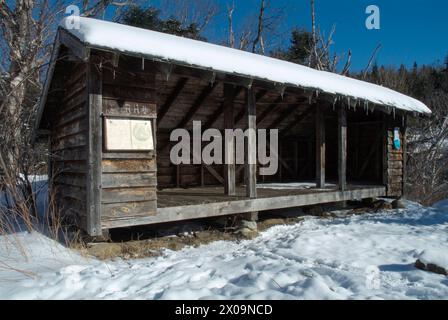 Construit vers 1967, et vu ici en 2007, le Rocky Branch Shelter #2 était un abri de style Adirondack de 24 pieds de long situé le long du sentier Rocky Branch Banque D'Images