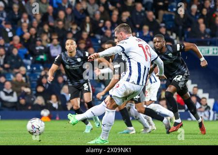 West Bromwich, Royaume-Uni. 10 avril 2024. John Swift de West Bromwich Albion prend la pénalité lors de l'EFL Sky Bet Championship match entre West Bromwich Albion et Rotherham United aux Hawthorns, West Bromwich, Angleterre le 10 avril 2024. Photo de Stuart Leggett. Utilisation éditoriale uniquement, licence requise pour une utilisation commerciale. Aucune utilisation dans les Paris, les jeux ou les publications d'un club/ligue/joueur. Crédit : UK Sports pics Ltd/Alamy Live News Banque D'Images