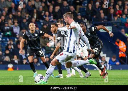 West Bromwich, Royaume-Uni. 10 avril 2024. John Swift de West Bromwich Albion prend la pénalité lors de l'EFL Sky Bet Championship match entre West Bromwich Albion et Rotherham United aux Hawthorns, West Bromwich, Angleterre le 10 avril 2024. Photo de Stuart Leggett. Utilisation éditoriale uniquement, licence requise pour une utilisation commerciale. Aucune utilisation dans les Paris, les jeux ou les publications d'un club/ligue/joueur. Crédit : UK Sports pics Ltd/Alamy Live News Banque D'Images