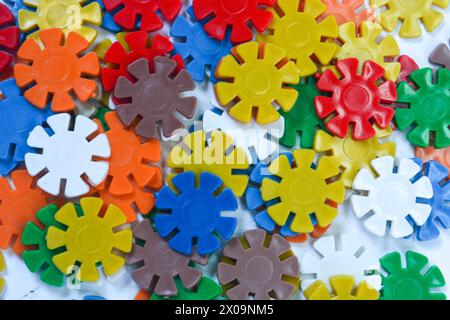 Jouet de puzzle en bois pour enfants avec des blocs colorés de différentes formes dans des formes d'étoiles mignonnes. Jouet éducatif couleur pour enfants Banque D'Images