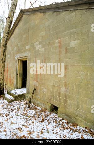 Les restes de Fort Dearborn, un bunker de la seconde Guerre mondiale, sur le terrain du parc d'État d'Odiorne point à Rye, New Hampshire. Banque D'Images