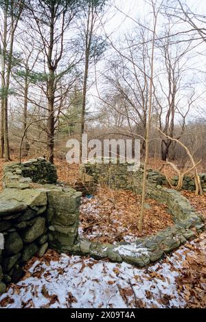 Les restes de Fort Dearborn, un bunker de la seconde Guerre mondiale, sur le terrain du parc d'État d'Odiorne point à Rye, New Hampshire. Banque D'Images