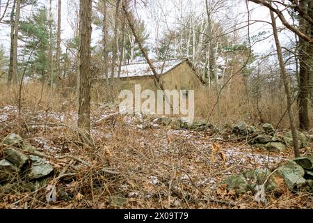 Les restes de Fort Dearborn, un bunker de la seconde Guerre mondiale, sur le terrain du parc d'État d'Odiorne point à Rye, New Hampshire. Banque D'Images