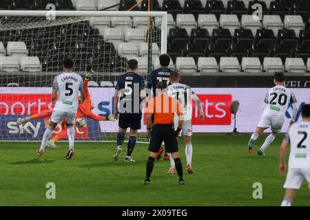 Swansea, Royaume-Uni. 10 avril 2024. Liam Cullen de la ville de Swansea (20) marque son équipe 1er but. EFL Skybet championnat match, Swansea City v Stoke City au stade Swansea.com de Swansea, pays de Galles, mercredi 10 avril 2024. Cette image ne peut être utilisée qu'à des fins éditoriales. Usage éditorial exclusif, photo par Andrew Orchard/Andrew Orchard photographie sportive/Alamy Live News crédit : Andrew Orchard photographie sportive/Alamy Live News Banque D'Images