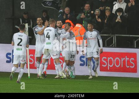 Swansea, Royaume-Uni. 10 avril 2024. Liam Cullen de la ville de Swansea (20 ans) célèbre avec ses coéquipiers après avoir marqué le 1er but de son équipe. EFL Skybet championnat match, Swansea City v Stoke City au stade Swansea.com de Swansea, pays de Galles, mercredi 10 avril 2024. Cette image ne peut être utilisée qu'à des fins éditoriales. Usage éditorial exclusif, photo par Andrew Orchard/Andrew Orchard photographie sportive/Alamy Live News crédit : Andrew Orchard photographie sportive/Alamy Live News Banque D'Images