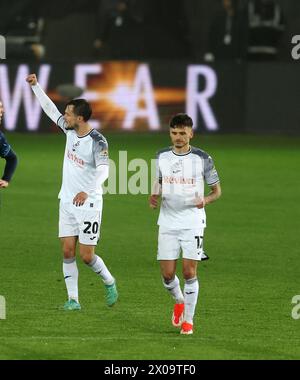 Swansea, Royaume-Uni. 10 avril 2024. Liam Cullen de la ville de Swansea (20 ans) célèbre après avoir marqué le 1er but de son équipe. EFL Skybet championnat match, Swansea City v Stoke City au stade Swansea.com de Swansea, pays de Galles, mercredi 10 avril 2024. Cette image ne peut être utilisée qu'à des fins éditoriales. Usage éditorial exclusif, photo par Andrew Orchard/Andrew Orchard photographie sportive/Alamy Live News crédit : Andrew Orchard photographie sportive/Alamy Live News Banque D'Images