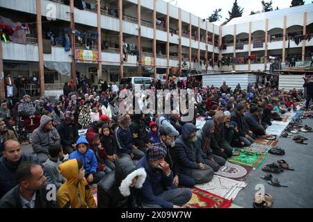 Les Palestiniens, déplacés à cause des attaques israéliennes et réfugiés dans une école, exécutent l'Aïd al-Fitr à Rafah, Gaza les Palestiniens, déplacés à cause des attaques israéliennes et réfugiés dans une école, exécutent l'Aïd al-Fitr à Rafah, Gaza, le 10 avril 2024. Photo Ahmed Ibrahim Rafah Gaza territoire palestinien 100424 Rafah ai 1 0015 Copyright : xapaimagesxAhmedxIbrahimxxapaimagesx Banque D'Images