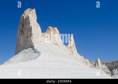 Magnifique paysage de Mangystau, Kazakhstan. AK Orpa Pinnacles vue, vallée de Bozzhira. Point de repère de l'asie centrale Banque D'Images