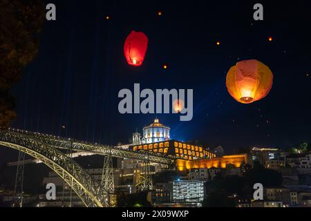 Festa de Sao Joao do Porto lanternes volantes à Porto Portugal à St John's Eve à côté de la rive du fleuve douro Ponte Luis et Miradouro da Serra do Pilar Banque D'Images