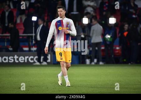 L'attaquant du FC Barcelone Robert Lewandowski se réchauffe avant le match de quart de finale de l'UEFA Champions League entre le Paris Saint-Germain et le FC Barcelone au stade du Parc des Princes à Paris le 10 avril 2024. Photo de Firas Abdullah/ABACAPRESS.COM crédit : Abaca Press/Alamy Live News Banque D'Images