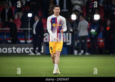 L'attaquant du FC Barcelone Robert Lewandowski se réchauffe avant le match de quart de finale de l'UEFA Champions League entre le Paris Saint-Germain et le FC Barcelone au stade du Parc des Princes à Paris le 10 avril 2024. Photo de Firas Abdullah/ABACAPRESS.COM crédit : Abaca Press/Alamy Live News Banque D'Images