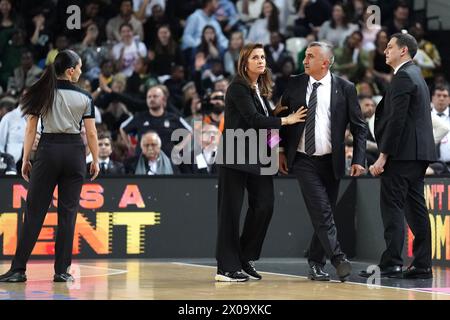 L'entraîneur des Besiktas, Aziz Akkaya (deuxième à droite), réagit après avoir été expulsé par l'arbitre lors du match de deuxième manche de la finale féminine de l'EuroCup à la Copperbox Arena de Londres. Date de la photo : mercredi 10 avril 2024. Voir PA Story BASKETBALL London. Le crédit photo devrait se lire : Zac Goodwin/PA Wire. RESTRICTIONS : utilisation sujette à restrictions. Utilisation éditoriale uniquement, aucune utilisation commerciale avec le consentement préalable du titulaire des droits. Banque D'Images