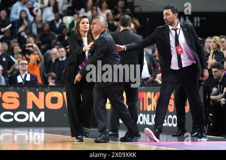 L'entraîneur des Besiktas, Aziz Akkaya, réagit après avoir été expulsé par l'arbitre lors du match de deuxième manche de la finale féminine de l'EuroCup à la Copperbox Arena de Londres. Date de la photo : mercredi 10 avril 2024. Voir PA Story BASKETBALL London. Le crédit photo devrait se lire : Zac Goodwin/PA Wire. RESTRICTIONS : utilisation sujette à restrictions. Utilisation éditoriale uniquement, aucune utilisation commerciale avec le consentement préalable du titulaire des droits. Banque D'Images