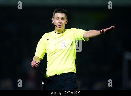 Arbitre Matt Donohue lors du match de Sky Bet League One à Adams Park, Wycombe. Date de la photo : mercredi 10 avril 2024. Banque D'Images