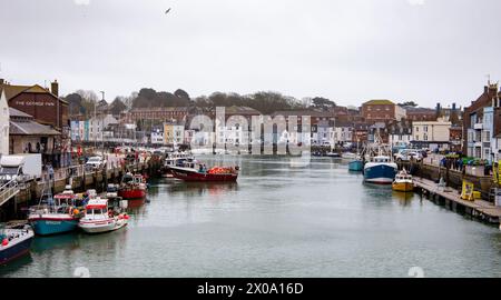 Bateaux de pêche au port de Weymouth par temps couvert Banque D'Images