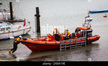 Le petit bateau de sauvetage RNLI sort au port de Weymouth Banque D'Images