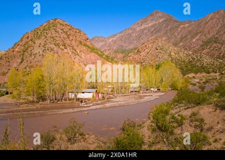 Chalets abandonnés près du lac Potrerillos, à Mendoza, Argentine. Banque D'Images