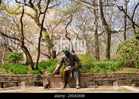 La sculpture Hans Christian Andersen est un endroit préféré au Conservatory Water pour les enfants à Central Park, NYC, USA 2024 Banque D'Images