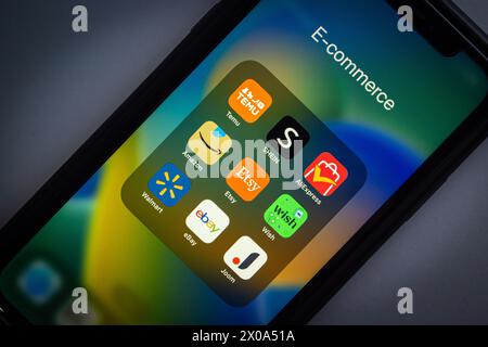 Icônes de Temu, Shein, AliExpress, Amazon, Etsy, Wish.com, Walmart, eBay et Joom vus dans un écran iPhone. Image de concept de commerce électronique populaire. Banque D'Images
