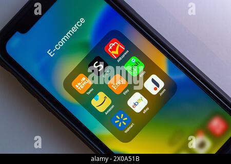 Icônes de Temu, Shein, AliExpress, Amazon, Etsy, Wish.com, Walmart, eBay et Joom vus dans un écran iPhone. Image de concept de commerce électronique populaire. Banque D'Images