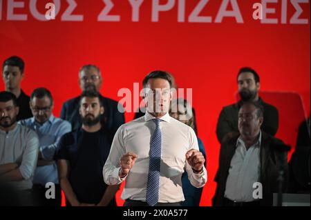 Athènes, Grèce. 10 avril 2024. Stefanos Kasselakis, le chef du principal parti d'opposition SYRIZA, s'adresse à ses partisans lors d'un rassemblement de campagne pour les élections européennes dans le quartier de Peristeri, dans la capitale grecque. Les élections au Parlement européen de 2024 se tiendront du 6 au 9 juin 2024. Crédit : Dimitris Aspiotis/Alamy Live News Banque D'Images