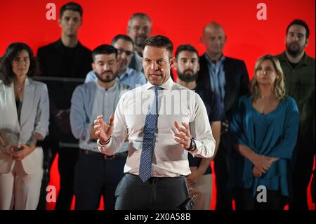 Athènes, Grèce. 10 avril 2024. Stefanos Kasselakis, le chef du principal parti d'opposition SYRIZA, s'adresse à ses partisans lors d'un rassemblement de campagne pour les élections européennes dans le quartier de Peristeri, dans la capitale grecque. Les élections au Parlement européen de 2024 se tiendront du 6 au 9 juin 2024. Crédit : Dimitris Aspiotis/Alamy Live News Banque D'Images