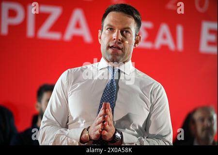 Athènes, Grèce. 10 avril 2024. Stefanos Kasselakis, le chef du principal parti d'opposition SYRIZA, s'adresse à ses partisans lors d'un rassemblement de campagne pour les élections européennes dans le quartier de Peristeri, dans la capitale grecque. Les élections au Parlement européen de 2024 se tiendront du 6 au 9 juin 2024. Crédit : Dimitris Aspiotis/Alamy Live News Banque D'Images