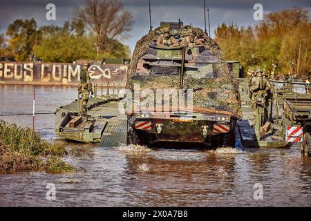 L'armée néerlandaise traverse la rivière IJssel (entre Welsum et le village Olst) en utilisant un pont flottant. Cela fait partie de l'exercice de l'OTAN Steadfast Defender 24. Il s'agit du plus grand exercice militaire de l'OTAN depuis la guerre froide et démontre le lien indéfectible entre les Alliés de l'OTAN en Europe et en Amérique du Nord. Ils pratiquent ce qu'il faut faire en cas d'attaque contre un État membre de l'OTAN. Les pays-Bas participent à l'exercice avec environ 5 000 soldats, auquel participent au total 90 000 soldats de 32 pays. Banque D'Images