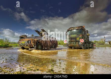 L'armée néerlandaise traverse la rivière IJssel (entre Welsum et le village Olst) en utilisant un pont flottant. Cela fait partie de l'exercice de l'OTAN Steadfast Defender 24. Il s'agit du plus grand exercice militaire de l'OTAN depuis la guerre froide et démontre le lien indéfectible entre les Alliés de l'OTAN en Europe et en Amérique du Nord. Ils pratiquent ce qu'il faut faire en cas d'attaque contre un État membre de l'OTAN. Les pays-Bas participent à l'exercice avec environ 5 000 soldats, auquel participent au total 90 000 soldats de 32 pays. (Photo Norbert Voskens/SOPA images/SIPA USA) Banque D'Images