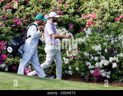 Augusta, États-Unis. 10 avril 2024. Scottie Scheffler, américaine, quitte le treizième tee en fleurissant des azalées lors d'une ronde d'entraînement au Masters Tournament à Augusta National Golf Club à Augusta, Géorgie, le mercredi 10 avril 2024. Photo de Tannen Maury/UPI crédit : UPI/Alamy Live News Banque D'Images