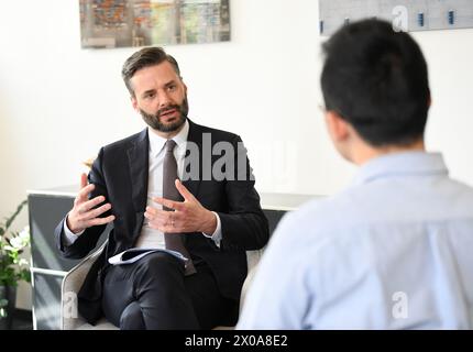 Genève, Suisse. 10 avril 2024. Ralph Ossa (G), économiste en chef de l'Organisation mondiale du commerce (OMC), est interviewé à Genève, en Suisse, le 10 avril 2024. Le volume du commerce mondial de marchandises devrait augmenter de 2,6 pour cent cette année, a déclaré l'Organisation mondiale du commerce (OMC) dans ses statistiques commerciales annuelles et son rapport sur les perspectives publié mercredi. Crédit : Lian Yi/Xinhua/Alamy Live News Banque D'Images