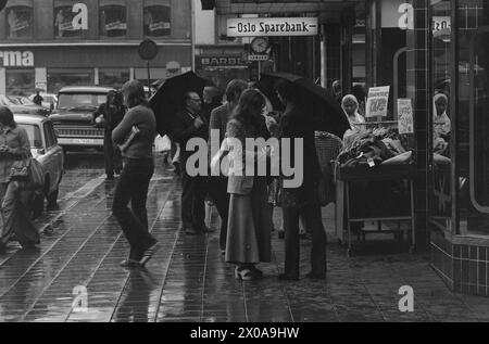 Aktuell 37-4-1973 : Vil du ta en øl Med megHun satte skrekk i atskillige oslomenn, slanke svenske Kerstin Bergström da Hun stilte dette spørsmålet til forbipasserende. Det er åpenbart stadig mannen som skal ta det første skritt for å skape en ny kontakt. Foto : Thord Åkerlund / Aktuell / NTB ***FOTO IKKE BILDEBEHANDLET*** ce texte a été traduit automatiquement! Banque D'Images