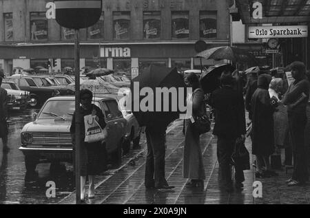 Aktuell 37-4-1973 : Vil du ta en øl Med megHun satte skrekk i atskillige oslomenn, slanke svenske Kerstin Bergström da Hun stilte dette spørsmålet til forbipasserende. Det er åpenbart stadig mannen som skal ta det første skritt for å skape en ny kontakt. Foto : Thord Åkerlund / Aktuell / NTB ***FOTO IKKE BILDEBEHANDLET*** ce texte a été traduit automatiquement! Banque D'Images