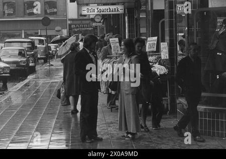 Aktuell 37-4-1973 : Vil du ta en øl Med megHun satte skrekk i atskillige oslomenn, slanke svenske Kerstin Bergström da Hun stilte dette spørsmålet til forbipasserende. Det er åpenbart stadig mannen som skal ta det første skritt for å skape en ny kontakt. Foto : Thord Åkerlund / Aktuell / NTB ***FOTO IKKE BILDEBEHANDLET*** ce texte a été traduit automatiquement! Banque D'Images