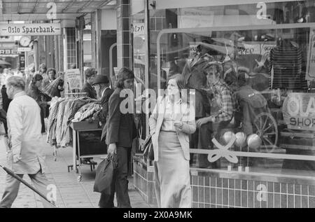 Aktuell 37-4-1973 : Vil du ta en øl Med megHun satte skrekk i atskillige oslomenn, slanke svenske Kerstin Bergström da Hun stilte dette spørsmålet til forbipasserende. Det er åpenbart stadig mannen som skal ta det første skritt for å skape en ny kontakt. Foto : Thord Åkerlund / Aktuell / NTB ***FOTO IKKE BILDEBEHANDLET*** ce texte a été traduit automatiquement! Banque D'Images