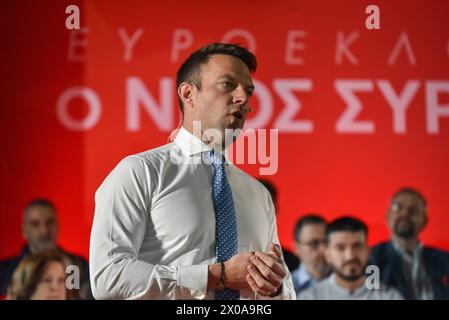 Le leader de Syriza Stefanos Kasselakis lance une campagne pour les élections du Parlement européen dans la région de Peristeri le leader de Syriza Stefanos Kasselakis présente des candidats pour le scrutin du parti lors des prochaines élections du Parlement européen dans la région de Peristeri à Athènes. Athènes Grèce Copyright : xNicolasxKoutsokostasxNicolasxKoutsokostasx DSC 202404100655 Banque D'Images