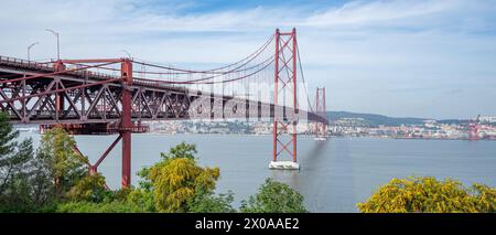 Pont 25 de Abril, ou pont Salazar vu d'Almada à Lisbonne-Portugal. Banque D'Images