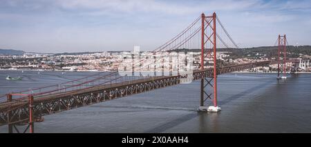 Pont 25 de Abril, ou pont Salazar vu d'Almada à Lisbonne-Portugal. Banque D'Images