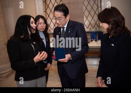 Arlington, États-Unis. 09th Apr, 2024. Bureau des cimetières de l'armée et cimetières militaires nationaux la Directrice exécutive Karen Durham-Aguilera, à gauche, présente au premier ministre japonais Fumio Kishida, à droite, un cadeau pour sa visite au cimetière national d'Arlington, Arlington, Virginie, le mardi 9 avril, 2024. photo d'Elizabeth Fraser/U.S. Army/UPI Credit : UPI/Alamy Live News Banque D'Images