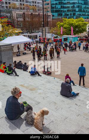 Les gens regardent une performance des danseurs Welsh Border Morris à la Vancouver Art Gallery au Canada Banque D'Images