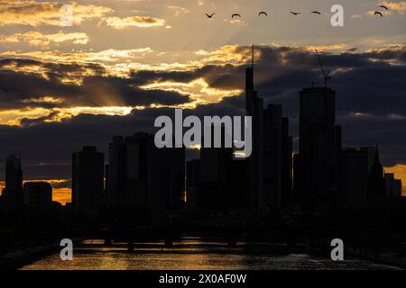 Wolken über der Frankfurter Skyline Wolken ziehen am Abend über die Frankfurter Bankenskyline hinweg. Frankfurt am main Hessen Deutschland *** nuages au-dessus de l'horizon de Francfort les nuages dérivent au-dessus de l'horizon bancaire de Francfort dans la soirée Frankfurt am main Hesse Allemagne 2024-04-10 FFM skyline 01 Banque D'Images