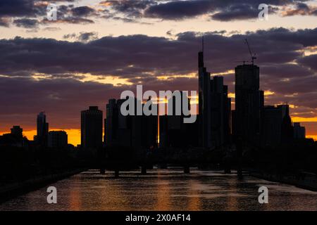 Wolken über der Frankfurter Skyline Wolken ziehen am Abend nach Sonnenuntergang über die Frankfurter Bankenskyline hinweg. Frankfurt am main Hessen Deutschland *** nuages au-dessus de l'horizon de Francfort les nuages dérivent au-dessus de l'horizon bancaire de Francfort dans la soirée après le coucher du soleil Frankfurt am main Hesse Allemagne 2024-04-10 FFM skyline 02 Banque D'Images