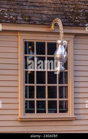 Panneau de guilde devant Chowning's Tavern, Colonial Williamsburg, Virginie Banque D'Images