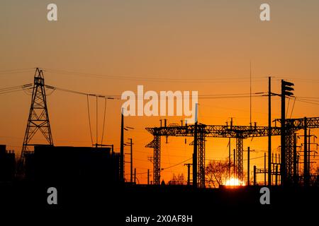 Lignes de transmission à haute tension au coucher du soleil, Philadelphie, Pennsylvanie Banque D'Images